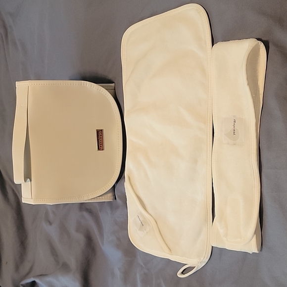 Younique Travel Bag with washcloth and headband. - Picture 1 of 3